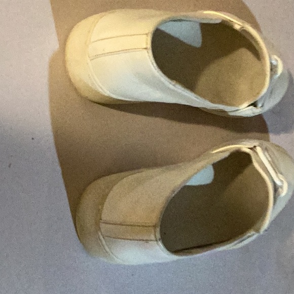 Very nice soft leather lightly worn Michael Kors white leather shoes with chain. - Picture 6 of 10